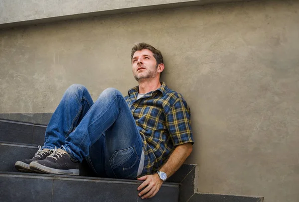 Joven Hombre Triste Desesperado Sentado Aire Libre Las Escaleras Calle — Foto de Stock