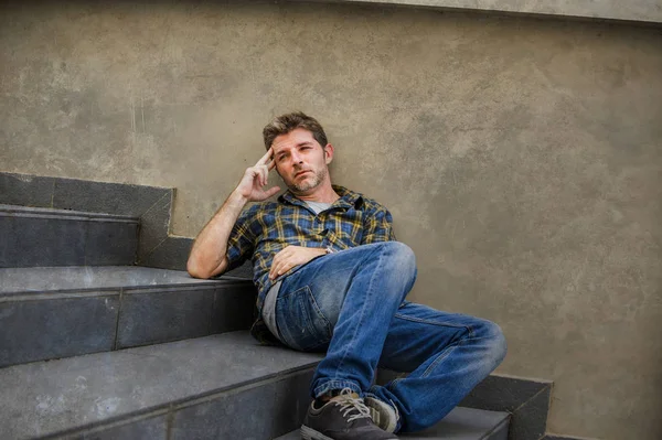 Joven Hombre Triste Desesperado Sentado Aire Libre Las Escaleras Calle — Foto de Stock