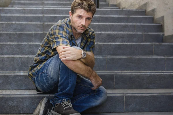 苦しんでいる不安とうつ病感じて惨めな泣いて失業と失恋の概念を放棄した通り階段で屋外に座っている若い悲しく 絶望的な男 — ストック写真
