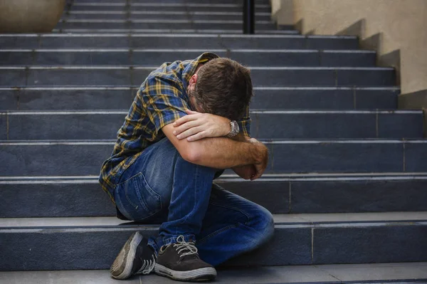 Jovem Triste Desesperado Homem Sentado Livre Escadas Rua Sofrendo Ansiedade — Fotografia de Stock