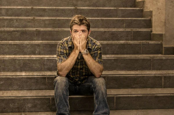 Młody Człowiek Smutny Zdesperowani Siedząc Zewnątrz Przy Ulicy Schody Cierpienia — Zdjęcie stockowe