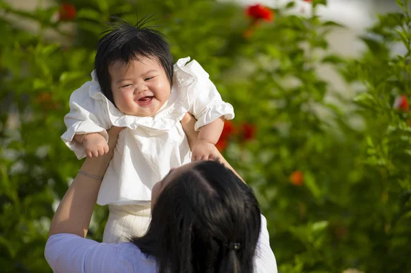 Gelukkig Schattig Aziatische Chinese Jongedame Genieten Spelen Met Haar Baby — Stockfoto