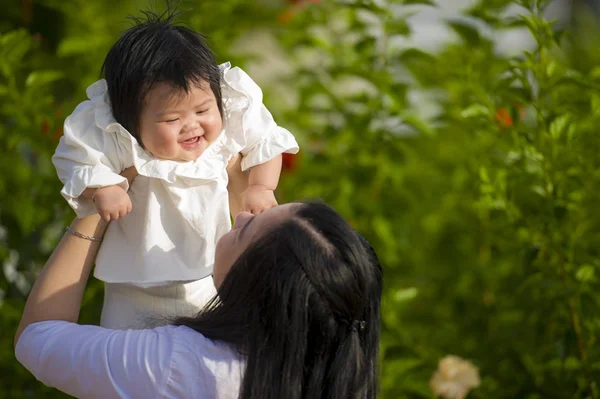 Gelukkig Schattig Aziatische Chinese Jongedame Genieten Spelen Met Haar Baby — Stockfoto