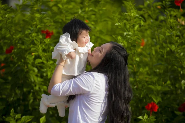 Gelukkig Schattig Aziatische Chinese Jongedame Genieten Spelen Met Haar Baby — Stockfoto