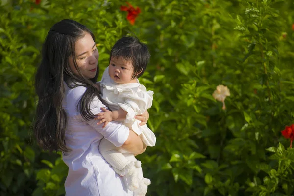 Gelukkig Schattig Aziatische Chinese Jongedame Genieten Spelen Met Haar Baby — Stockfoto