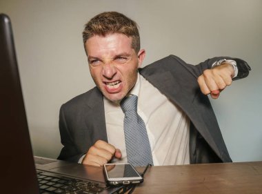 takım elbise ve kravat çalışma ofis dizüstü bilgisayar masası öfkeli ve mali iş stres sorunu kurumsal iş, üzgün, kızgın genç bunalmış ve stresli iş adamı 