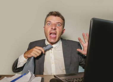 Genç vurguladı ve bunalmış işadamı uygun ve çalışma ofis dizüstü bilgisayar Resepsiyon umutsuz ve üzgün kurumsal iş sorun acı mali iş stres içinde çığlık, kravat 