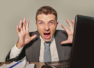 Genç vurguladı ve bunalmış işadamı uygun ve çalışma ofis dizüstü bilgisayar Resepsiyon umutsuz ve üzgün kurumsal iş sorun acı mali iş stres içinde çığlık, kravat 