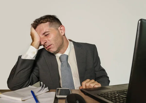 Joven Empresario Estresado Abrumado Traje Corbata Trabajo Escritorio Computadora Portátil — Foto de Stock