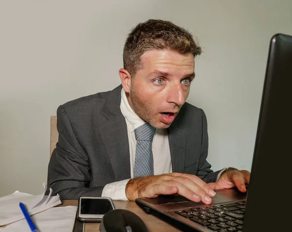Fiatal Hangsúlyozta Meglepett Üzletember Öltöny Nyakkendő Dolgozik Laptop Számítógép Íróasztal — Stock Fotó