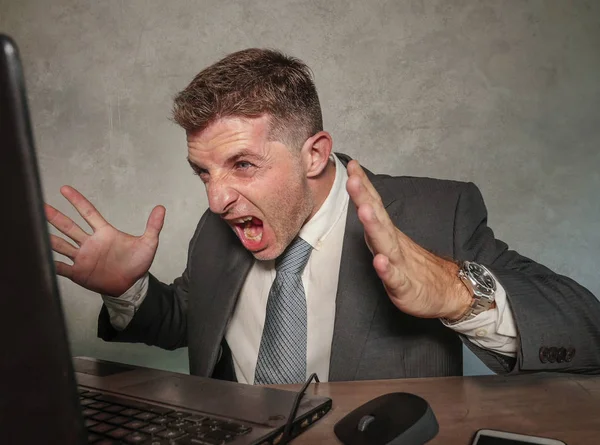 Junge Gestresste Und Überforderte Geschäftsmann Anzug Und Krawatte Arbeiten Wütend — Stockfoto