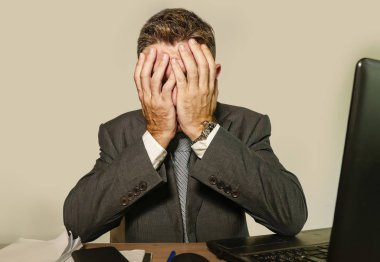 sorun ve ofis büro dizüstü bilgisayar duygu hayal kırıklığına uğramış ve boğulmuş izole arka planda çalışan, depresyon acı genç umutsuz ve depresif iş adamı