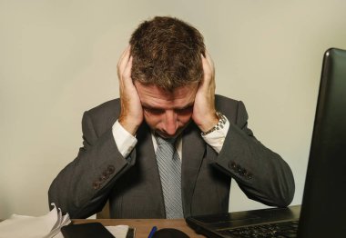 sorun ve ofis büro dizüstü bilgisayar duygu hayal kırıklığına uğramış ve boğulmuş izole arka planda çalışan, depresyon acı genç umutsuz ve depresif iş adamı