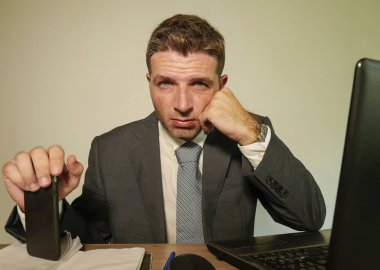 sorun ve ofis büro dizüstü bilgisayar duygu hayal kırıklığına uğramış ve boğulmuş izole arka planda çalışan, depresyon acı genç umutsuz ve depresif iş adamı