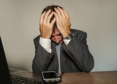 sorun ve ofis büro dizüstü bilgisayar duygu hayal kırıklığına uğramış ve boğulmuş izole arka planda çalışan, depresyon acı genç umutsuz ve depresif iş adamı