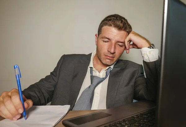 Joven Hombre Negocios Desesperado Deprimido Que Sufre Problemas Depresión Escritorio — Foto de Stock