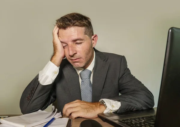 Junger Verzweifelter Und Depressiver Geschäftsmann Mit Problemen Und Depressionen Schreibtisch — Stockfoto