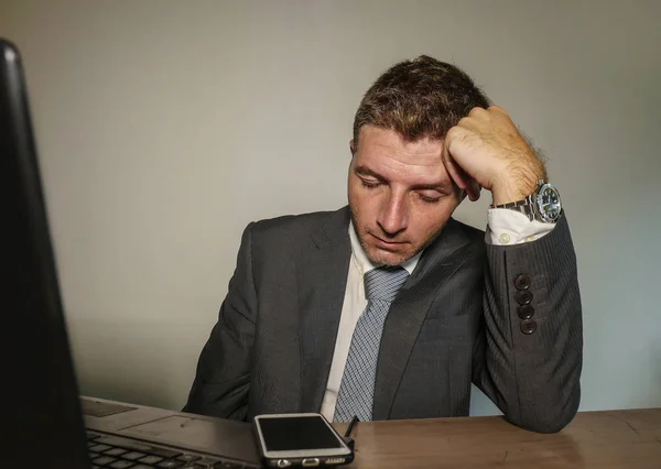 Jovem Desesperado Deprimido Homem Negócios Sofrendo Problema Depressão Mesa Escritório — Fotografia de Stock
