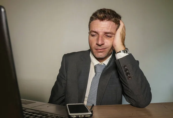 Jovem Desesperado Deprimido Homem Negócios Sofrendo Problema Depressão Mesa Escritório — Fotografia de Stock