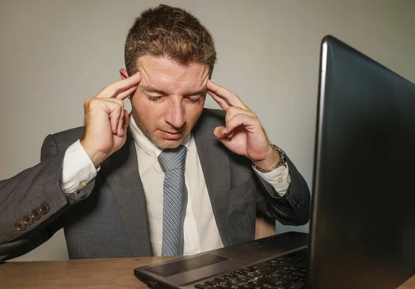 좌절과 스트레스 비즈니스 정장에 남자와 사무실 노트북 컴퓨터 편두통 문제에서 — 스톡 사진