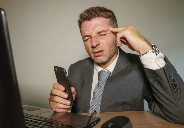 양복과 넥타이 사무실 노트북 컴퓨터 편두통 문제에서 고통에서 좌절과 스트레스 — 스톡 사진