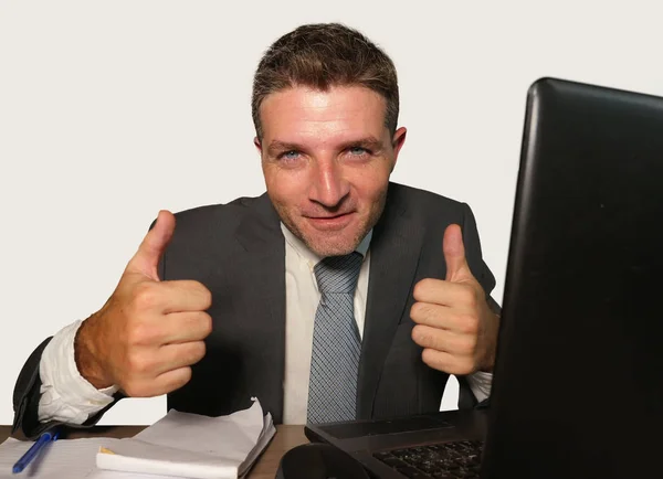 Jovem Atraente Feliz Empresário Terno Gravata Trabalhando Escritório Laptop Mesa — Fotografia de Stock