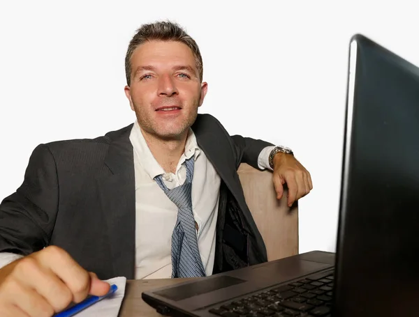 Mladá Atraktivní Šťastný Podnikatel Obleku Kravaty Pracuje Přenosný Počítač Kanceláři — Stock fotografie