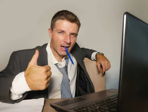 Jovem Atraente Feliz Homem Negócios Terno Gravata Trabalhando Escritório Laptop — Fotografia de Stock