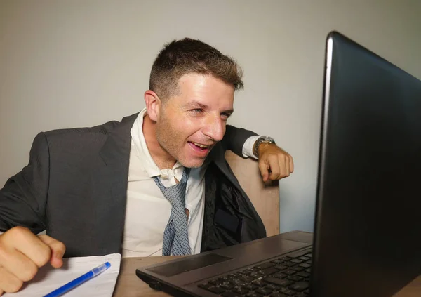 Joven Hombre Negocios Feliz Atractivo Que Trabaja Oficina Escritorio Computadora — Foto de Stock