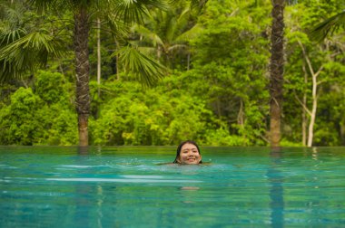 genç çekici ve güzel Asyalı Çinli kadın mutlu tropikal beach Resort yüzme yaz zevk orman sonsuzluk havuzu cennet adasında tatil seyahat hedef rahatlatıcı 