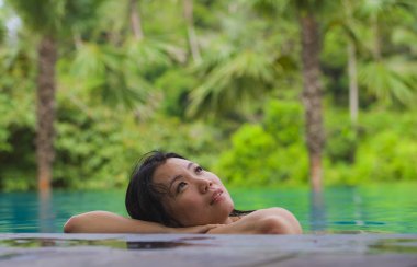 genç çekici ve güzel Asyalı Çinli kadın mutlu tropikal beach Resort yüzme yaz zevk orman sonsuzluk havuzu cennet adasında tatil seyahat hedef rahatlatıcı 