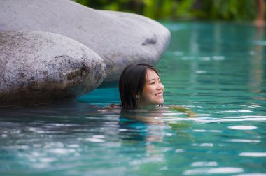 genç çekici ve güzel Asyalı Çinli kadın mutlu tropikal beach Resort yüzme yaz zevk orman sonsuzluk havuzu cennet adasında tatil seyahat hedef rahatlatıcı 