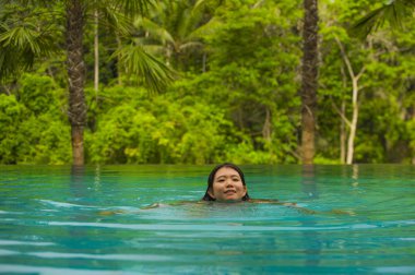 genç çekici ve güzel Asyalı Koreli kadın mutlu tropikal beach Resort yüzme yaz zevk orman sonsuzluk havuzu cennet adasında tatil hedef kavramı seyahat rahatlatıcı