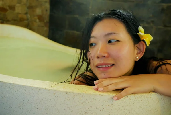 Junge Schöne Und Glückliche Entspannte Asiatische Koreanerin Genießt Genussvolles Milchbad — Stockfoto