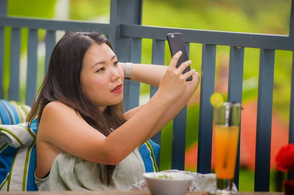 Joven Feliz Atractivo Asiático Chino Mujer Aire Libre Café Beber — Foto de Stock