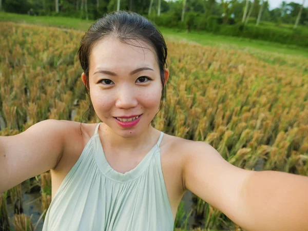Молодая Счастливая Привлекательная Азиатка Кореянка Делает Селфи Автопортрет Мобильным Телефоном — стоковое фото