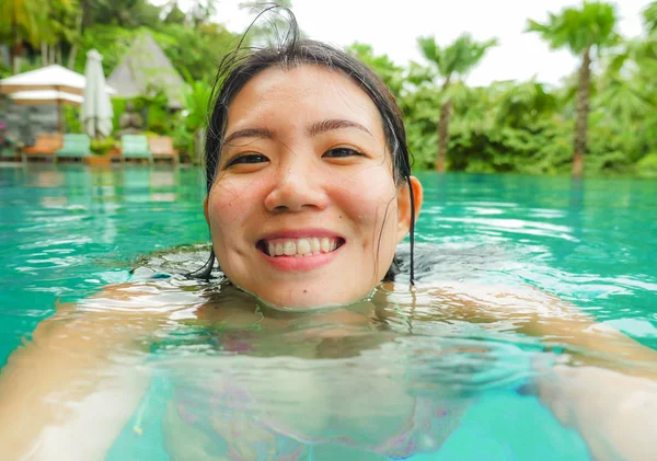 Молодая Счастливая Сладкая Азиатская Китаянка Плавающая Тропическом Бассейне Фотографирующая Селфи — стоковое фото
