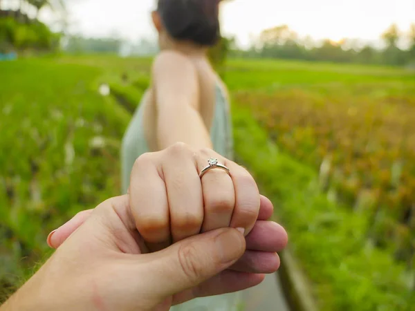 Close Van Paar Handen Man Die Gelukkig Verloofde Hand Met — Stockfoto