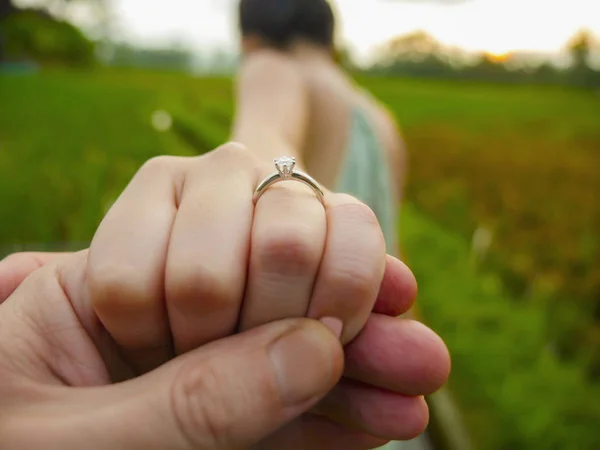 美しい熱帯の結婚式の提案とロマンチックなスポット提案結婚後彼女の指にダイヤモンドの婚約指輪で幸せな婚約者の手を握ってカップル手男を閉じる — ストック写真