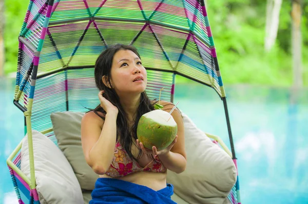 Jovem Feliz Atraente Mulher Chinesa Asiática Sentada Rede Pendurada Bebendo — Fotografia de Stock