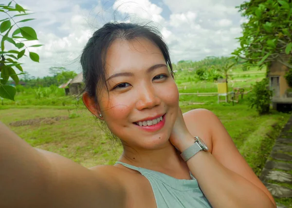 Mladá Šťastná Atraktivní Asijské Čínská Žena Selfie Autoportrét Mobilním Telefonem — Stock fotografie