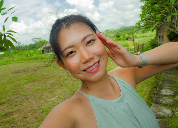 Jovem Feliz Atraente Asiático Coreano Mulher Tomando Selfie Auto Retrato — Fotografia de Stock