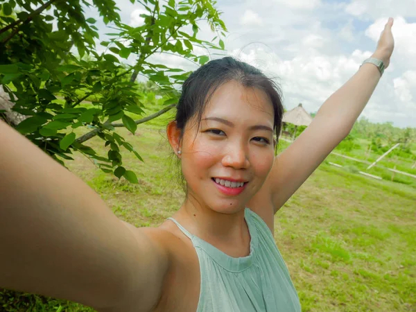 Mladá Šťastná Atraktivní Asijská Korejská Žena Selfie Autoportrét Mobilním Telefonem — Stock fotografie