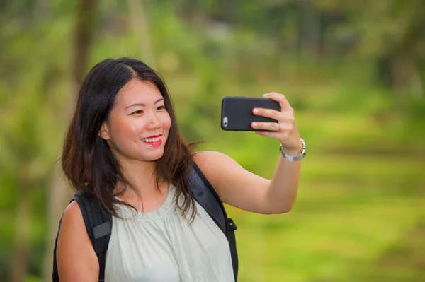 Joven Feliz Atractivo Asiático Chino Mochilero Mujer Tomando Selfie Autorretrato — Foto de Stock