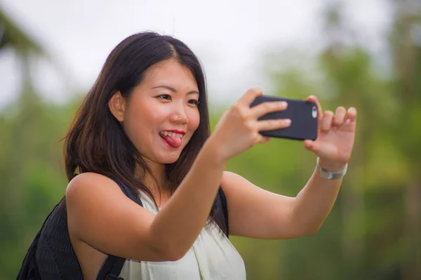 Selfie를 매력적인 아시아 편안한 즐기는 탐험의 포즈에서 전화와 초상화 — 스톡 사진