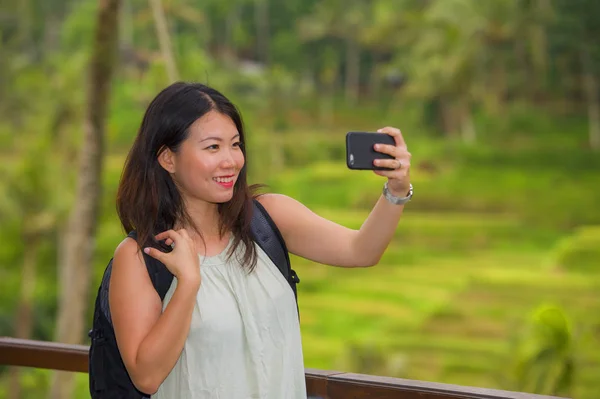 Jovem Feliz Atraente Asiático Coreano Mochileiro Mulher Tomando Selfie Auto — Fotografia de Stock