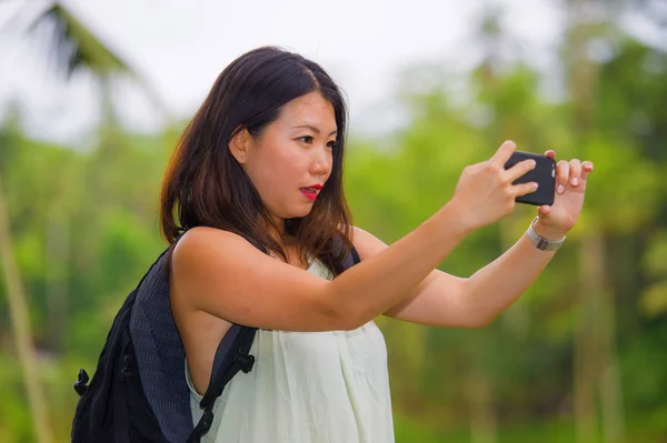 Joven Feliz Atractivo Asiático Coreano Mochilero Mujer Tomando Selfie Autorretrato — Foto de Stock