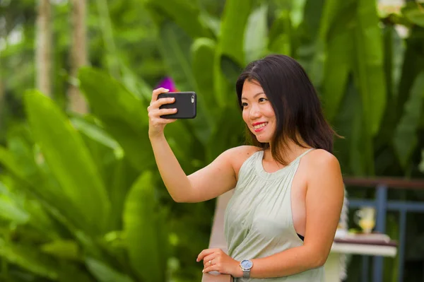 Joven Mujer Coreana Asiática Feliz Atractiva Tomando Autorretrato Selfie Con — Foto de Stock