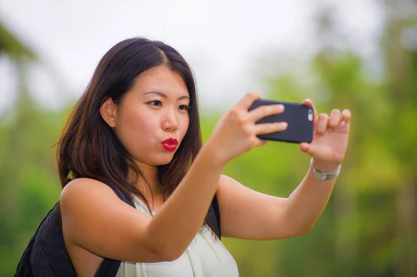Selfie를 매력적인 아시아 편안한 즐기는 탐험의 포즈에서 전화와 초상화 — 스톡 사진