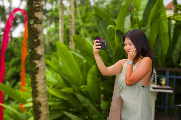 Fiatal Boldog Vonzó Ázsiai Koreai Vesz Selfie Önarckép Mobiltelefon Trópusi — Stock Fotó